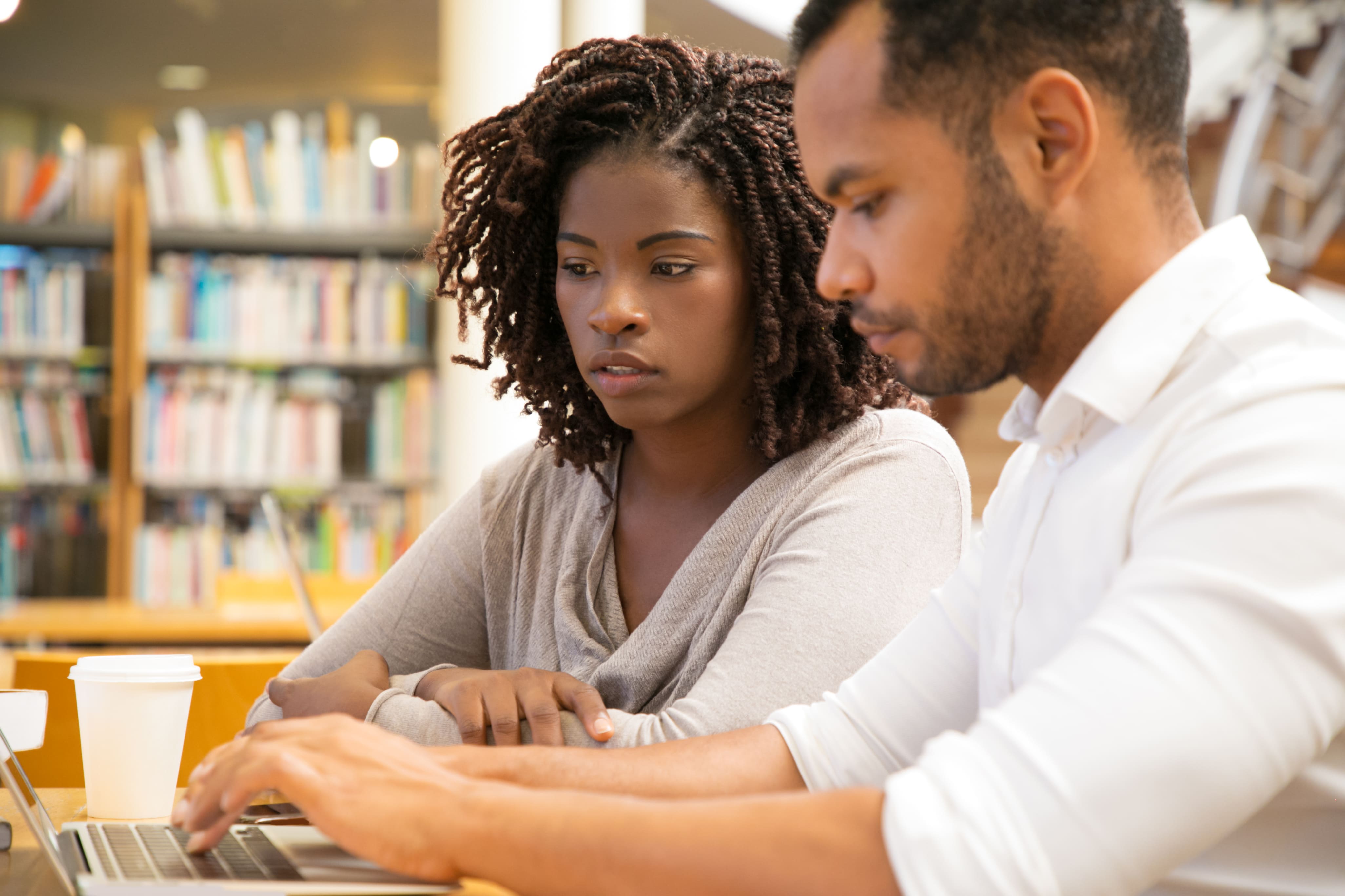 Étudiants sur le campus universitaire
